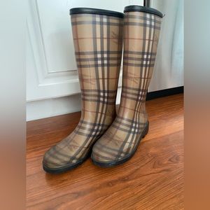 Vintage style Burberry boots!
